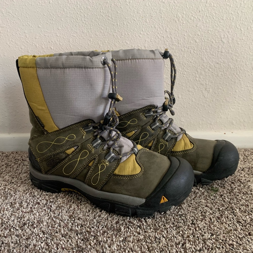 Keen snow boots size 9.5/EU 40